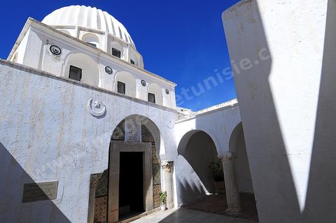 Cour intérieure et entrée de la mosquée et du mausolée Sidi Bou Makhlouf sur le haut de la colline du Kef