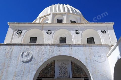 Cour intérieure et entrée de la mosquée et du mausolée Sidi Bou Makhlouf sur le haut de la colline du Kef