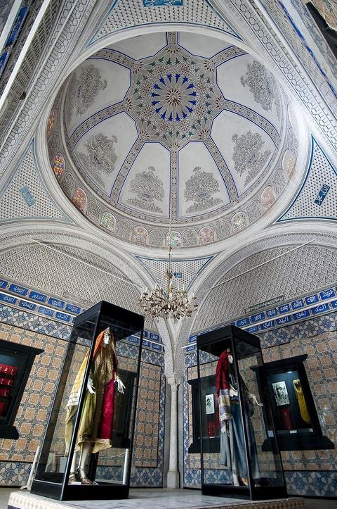 Salle des costumes traditionnels régionaux du Musée des Arts et Traditions du Kef dans l'ancienne Zaouïa de la confrérie religieuse des Rahmaniyas. Voutes stuquées et murs en créamiques anciennes font de cette pièce la plus belle de la zaouia