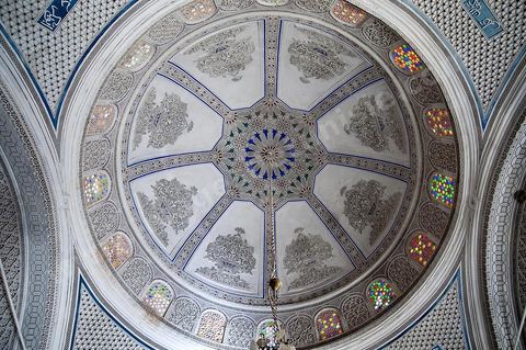 Salle des costumes traditionnels régionaux du Musée des Arts et Traditions du Kef dans l'ancienne Zaouïa de la confrérie religieuse des Rahmaniyas. Voutes stuquées et murs en créamiques anciennes font de cette pièce la plus belle de la zaouia