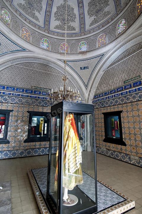 Salle des costumes traditionnels régionaux du Musée des Arts et Traditions du Kef dans l'ancienne Zaouïa de la confrérie religieuse des Rahmaniyas. Voutes stuquées et murs en créamiques anciennes font de cette pièce la plus belle de la zaouia