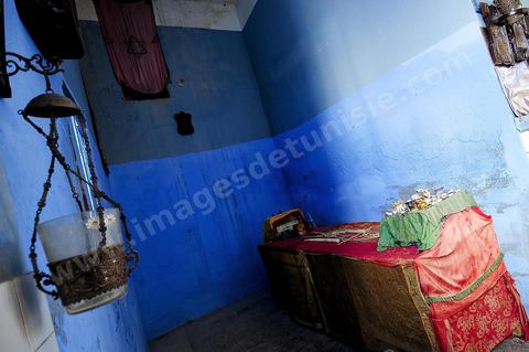 Tombeau de Sidi el-Jinani à l'ntérieur de la synagogue du Kef, saint local vénéré par les musulmans et montrant la tolérance entre ces deux communautés religieuses. La synagogue est située dans l'ancien quartier juif du Kef qui comptait l'une des plus importante communauté juive de Tunisie.