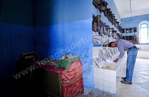 Tombeau de Sidi el-Jinani à l'ntérieur de la synagogue du Kef, saint local vénéré par les musulmans et montrant la tolérance entre ces deux communautés religieuses. La synagogue est située dans l'ancien quartier juif du Kef qui comptait l'une des plus importante communauté juive de Tunisie.