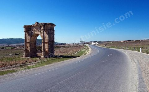 Arc de triomphe sur la route du Kef ancienne voie romaine de Carthage à Théveste. Site archéologique romain de Musti à l'entrée du village du Krib au nord du Kef