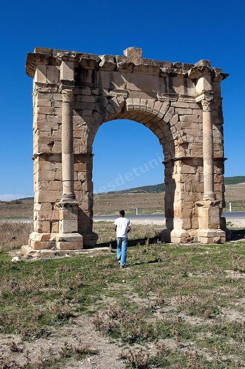 Arc de triomphe sur la route du Kef ancienne voie romaine de Carthage à Théveste. Site archéologique romain de Musti à l'entrée du village du Krib au nord du Kef