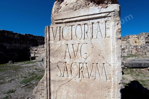 Stéles à inscription latine dasn la citadelle byzantine sur le Site archéologique romain de Musti à l'entrée du village du Krib au nord du Kef