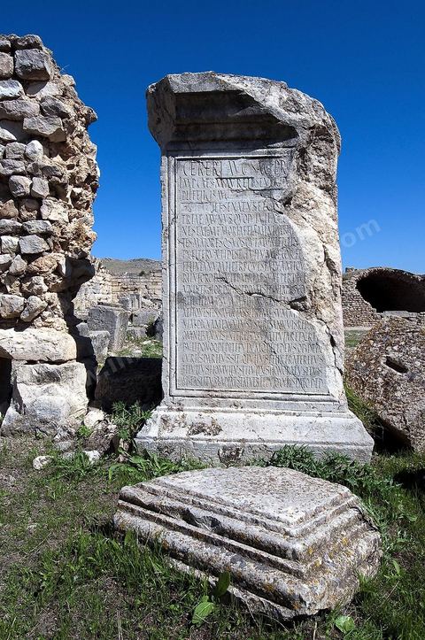 Stéles à inscription latine dasn la citadelle byzantine sur le Site archéologique romain de Musti à l'entrée du village du Krib au nord du Kef