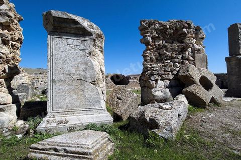 Stéles à inscription latine dasn la citadelle byzantine sur le Site archéologique romain de Musti à l'entrée du village du Krib au nord du Kef