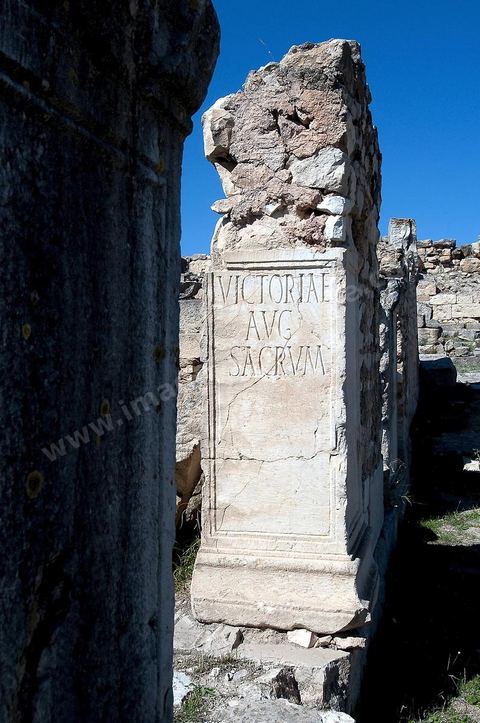 Stéles à inscription latine dasn la citadelle byzantine sur le Site archéologique romain de Musti à l'entrée du village du Krib au nord du Kef