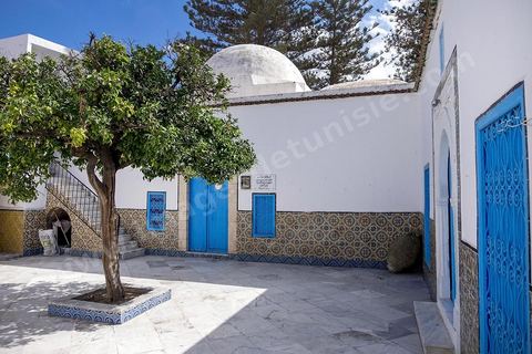 Ras Jebel est fondée par les Romains entre le IIIe et le IVe siècle. Vers la deuxième moitié du XIVe siècle, les Andalous expulsés d'Espagne se seraient installés sur le site après avoir bénéficié de concessions agricoles. 