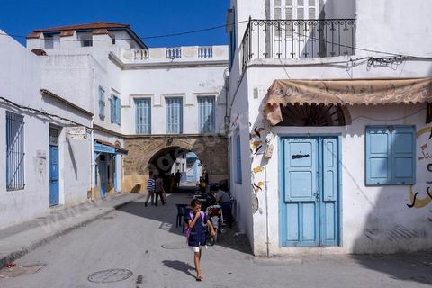 Ras Jebel est fondée par les Romains entre le IIIe et le IVe siècle. Vers la deuxième moitié du XIVe siècle, les Andalous expulsés d'Espagne se seraient installés sur le site après avoir bénéficié de concessions agricoles. 