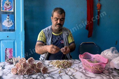 Homme préparant le Machmoum avec fleurs de Jasmin. Ras Jebel est fondée par les Romains entre le IIIe et le IVe siècle. Vers la deuxième moitié du XIVe siècle, les Andalous expulsés d'Espagne se seraient installés sur le site après avoir bénéficié de concessions agricoles. 