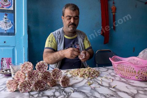 Homme préparant le Machmoum avec fleurs de Jasmin. Ras Jebel est fondée par les Romains entre le IIIe et le IVe siècle. Vers la deuxième moitié du XIVe siècle, les Andalous expulsés d'Espagne se seraient installés sur le site après avoir bénéficié de concessions agricoles. 