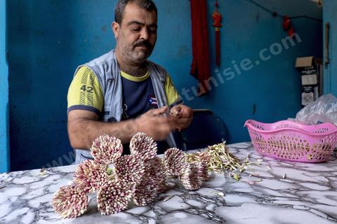 Homme préparant le Machmoum avec fleurs de Jasmin. Ras Jebel est fondée par les Romains entre le IIIe et le IVe siècle. Vers la deuxième moitié du XIVe siècle, les Andalous expulsés d'Espagne se seraient installés sur le site après avoir bénéficié de concessions agricoles. 