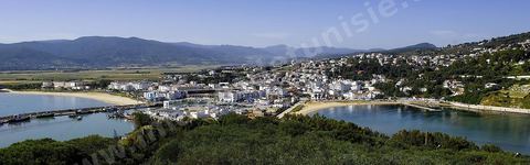 vue générale sur la ville de Tabarka depuis la colline du fort génois avec au premier plan le port et la plage et au fond les montagnes de Kroumirie