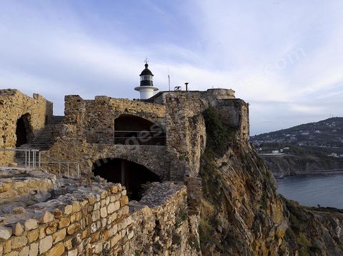 Intérieur du fort genois de tabarka avec la mer et la ville de tabarka ainsi que le phare