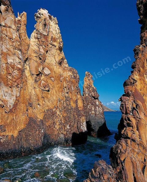 Les aiguilles de Tabarka et la mer