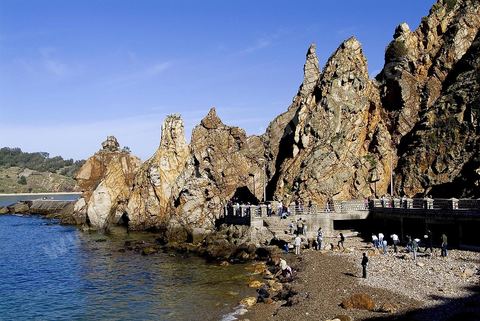 Les aiguilles de Tabarka et la mer