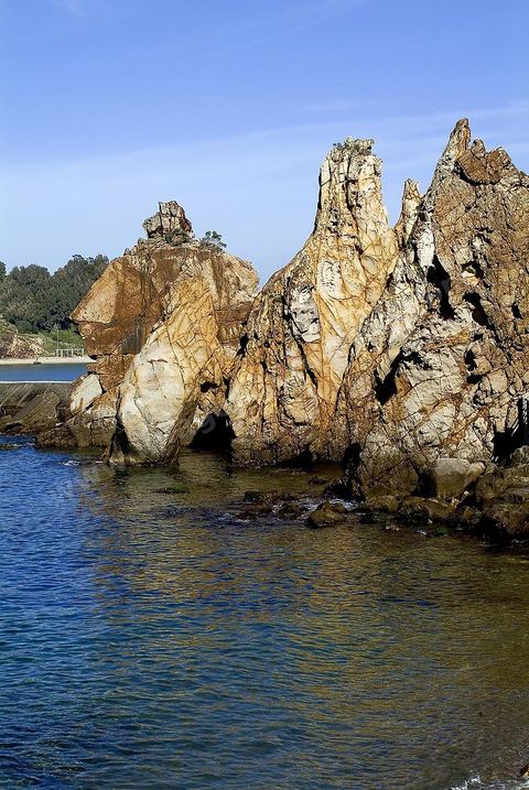 Les aiguilles de Tabarka et la mer