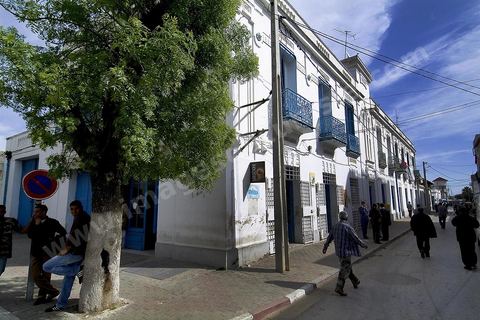 Rues et immeubles du centre ville de Tabarka