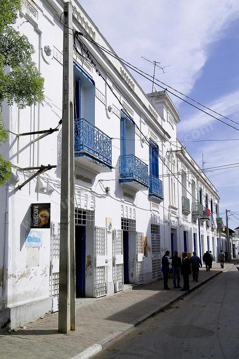 Rues et immeubles du centre ville de Tabarka