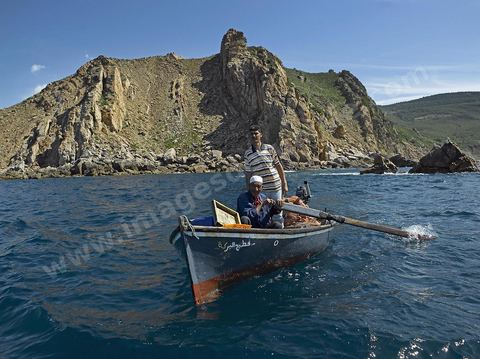 barque de pêcheurs au pied des falaises de Tabarka, sortie en mer à Tabarka