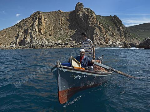 barque de pêcheurs au pied des falaises de Tabarka, sortie en mer à Tabarka
