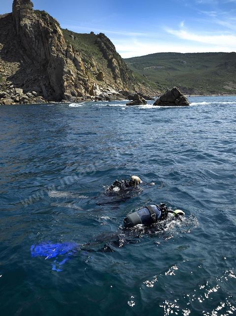 Sortie en mer pour une initiation de plongée sous marine, plongeur sous larin au pied des falaises de Tabarka
