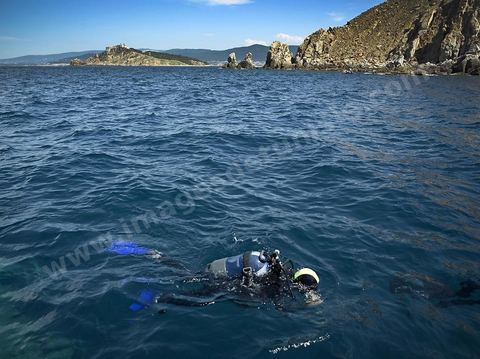Sortie en mer pour une initiation de plongée sous marine, plongeur sous larin au pied des falaises de Tabarka
