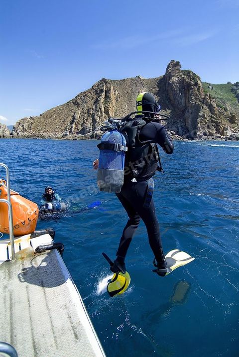 Sortie en mer pour une initiation de plongée sous marine, plongeur sous larin au pied des falaises de Tabarka