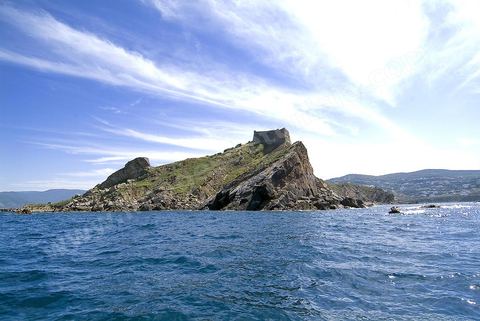 Le fort génois de tabarka et sa falaise vue de la mer