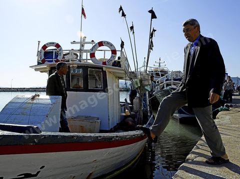 bâteau de pêcheur et pêcheurs sur le port de tabarka