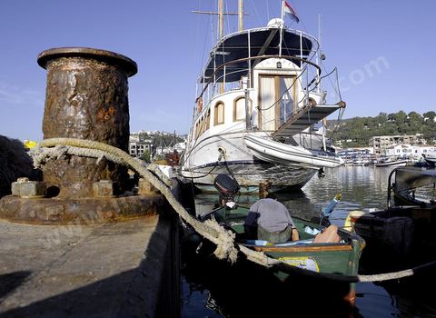 bâteau de pêcheur et pêcheurs sur le port de tabarka