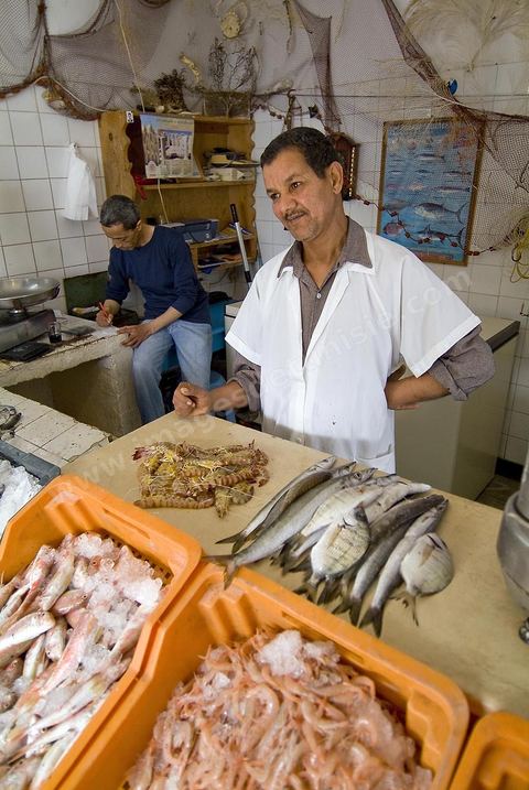 Poissonnier et poisson dans les rues de Tabarka