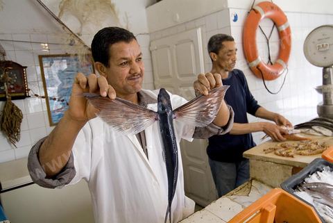 Poissonnier et poisson dans les rues de Tabarka