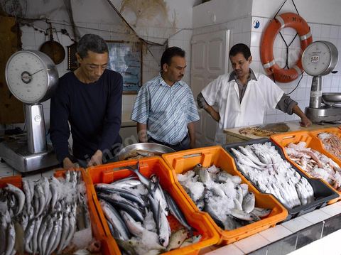 Poissonnier et poisson dans les rues de Tabarka