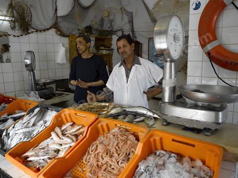 Poissonnier et poisson dans les rues de Tabarka
