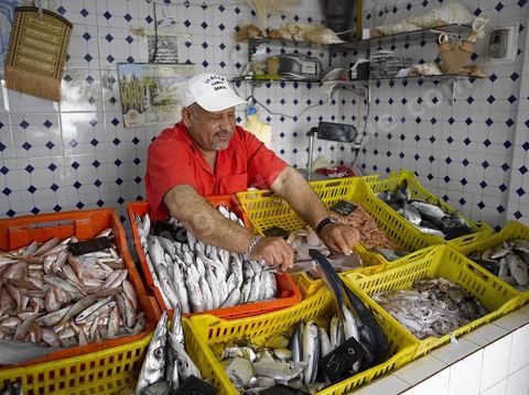 Poissonnier et poisson dans les rues de Tabarka