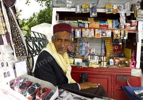 Vendeur dans une rue de Tabarka