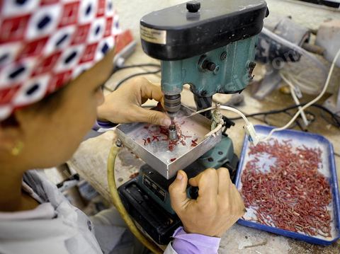 Atelier de corailleur à Tabarka - Préparation du corail, sculpture du corail et assemblage et confection de bijoux en corail