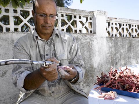 Atelier de corailleur à Tabarka - Préparation du corail, sculpture du corail et assemblage et confection de bijoux en corail