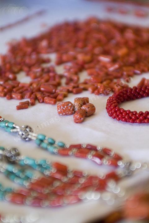 Atelier de corailleur à Tabarka - Préparation du corail, sculpture du corail et assemblage et confection de bijoux en corail