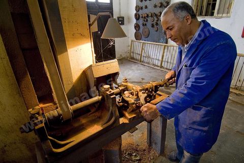 Atelier de fabrication de pipe en bruyère du maître artisan Bouchnak à Tabarka