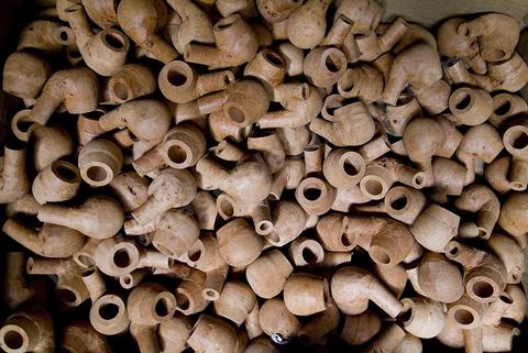 Atelier de fabrication de pipe en bruyère du maître artisan Bouchnak à Tabarka