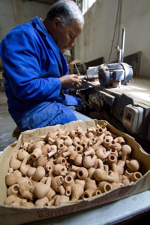 Atelier de fabrication de pipe en bruyère du maître artisan Bouchnak à Tabarka