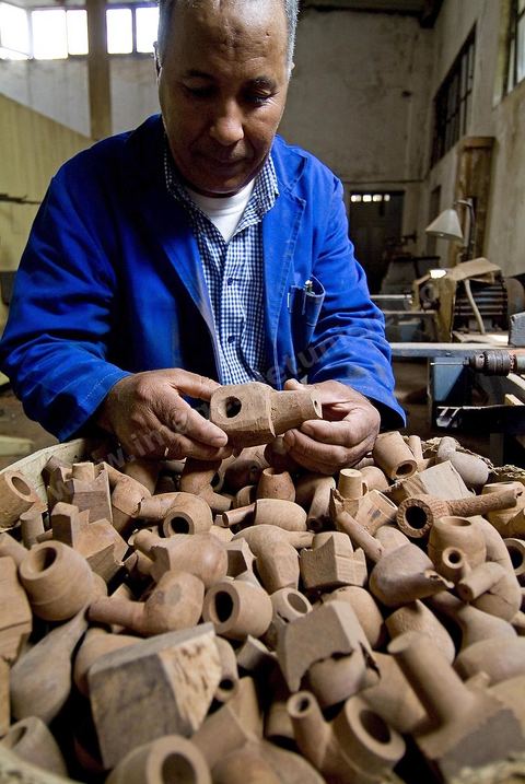 Atelier de fabrication de pipe en bruyère du maître artisan Bouchnak à Tabarka