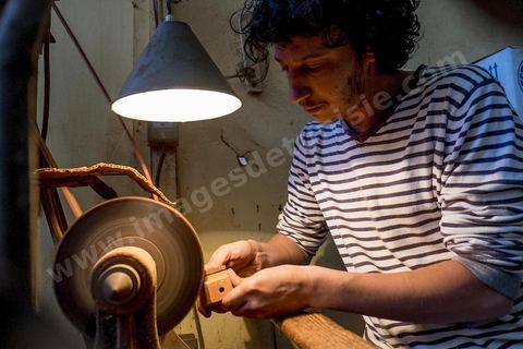 Anis Bouchnak, grandson of the famous Bouchnak, founder of the renowned pipe brand. The workshops opened in the 1970s in Tabarka quickly became renowned for the quality of his sons’ craftsmanship. Following the passing of his grandfather and father, Anis decided in 2011 to return to Tunisia and, together with one of the master craftsmen, took over the family workshop. 
