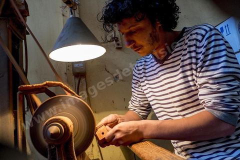 Anis Bouchnak, grandson of the famous Bouchnak, founder of the renowned pipe brand. The workshops opened in the 1970s in Tabarka quickly became renowned for the quality of his sons’ craftsmanship. Following the passing of his grandfather and father, Anis decided in 2011 to return to Tunisia and, together with one of the master craftsmen, took over the family workshop. 