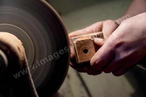 Anis Bouchnak, grandson of the famous Bouchnak, founder of the renowned pipe brand. The workshops opened in the 1970s in Tabarka quickly became renowned for the quality of his sons’ craftsmanship. Following the passing of his grandfather and father, Anis decided in 2011 to return to Tunisia and, together with one of the master craftsmen, took over the family workshop. 