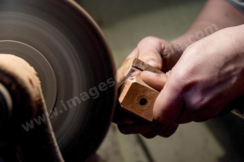 Anis Bouchnak, grandson of the famous Bouchnak, founder of the renowned pipe brand. The workshops opened in the 1970s in Tabarka quickly became renowned for the quality of his sons’ craftsmanship. Following the passing of his grandfather and father, Anis decided in 2011 to return to Tunisia and, together with one of the master craftsmen, took over the family workshop. 